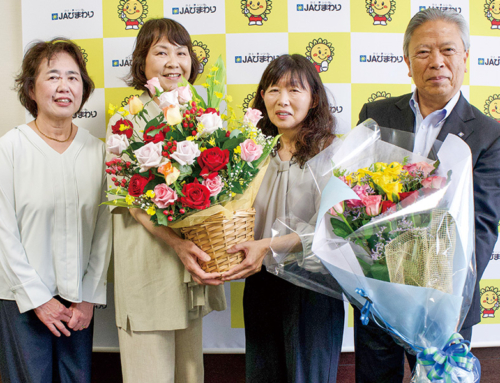 【ローズメイトによるバラの贈呈】鮮やかな花束とアレンジフラワーでバラのPR