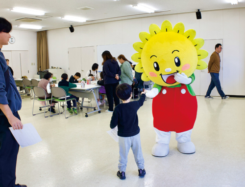 【睦美支店・豊川支店の支店まつり】まりくんとのふれあいを楽しんで