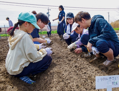 【わい！わい！農園スタート】ぬかるみに足を取られながら種まき
