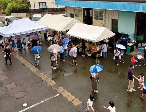 【八幡・こうごゆ支店で支店まつりを開催】園児の太鼓演奏や野菜の直売で地域住民と交流