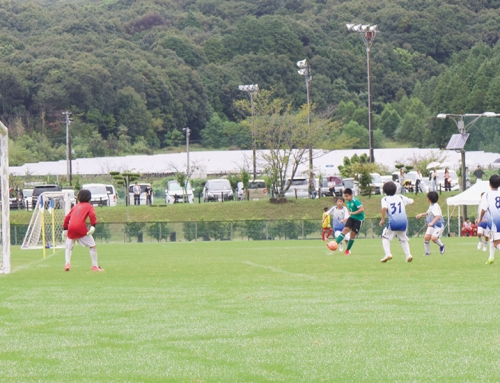 【JAひまわりカップサッカー大会を開催】小学生が優勝を目指して熱戦を繰り広げる